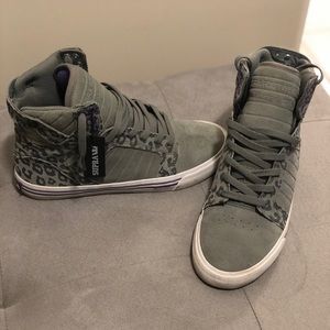 Supra high top tennis shoe
